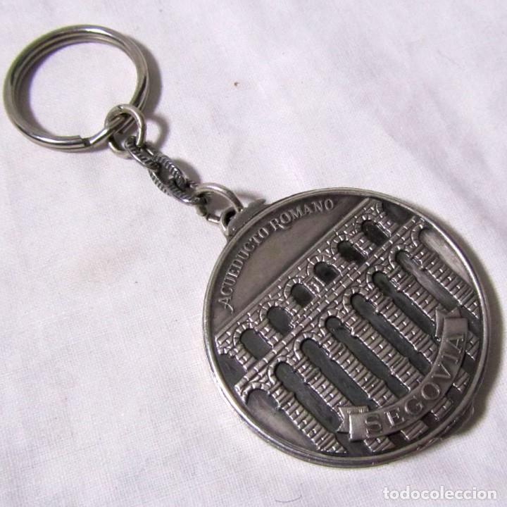 Collection of Keychains: Llavero met&aacute;lico giratorio Segovia Alc&aacute;zar Acueducto + 3 im&aacute;genes interiores