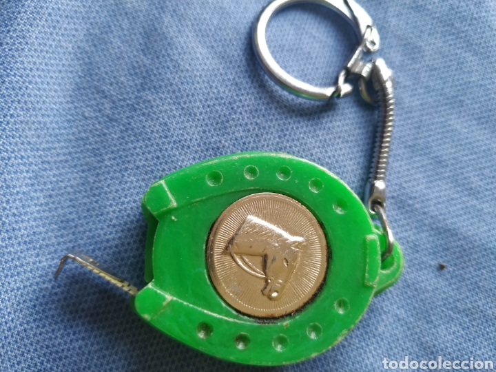 Coleccionismo de llaveros: Llavero con motivo ecuestre caballo con metro