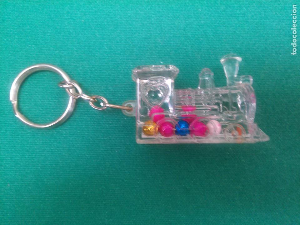 Collectionnisme de portes-cl&eacute;s: LOCOMOTORA DE METACRILATO CON LIQUIDO Y BOLAS EN EL INTERIOR