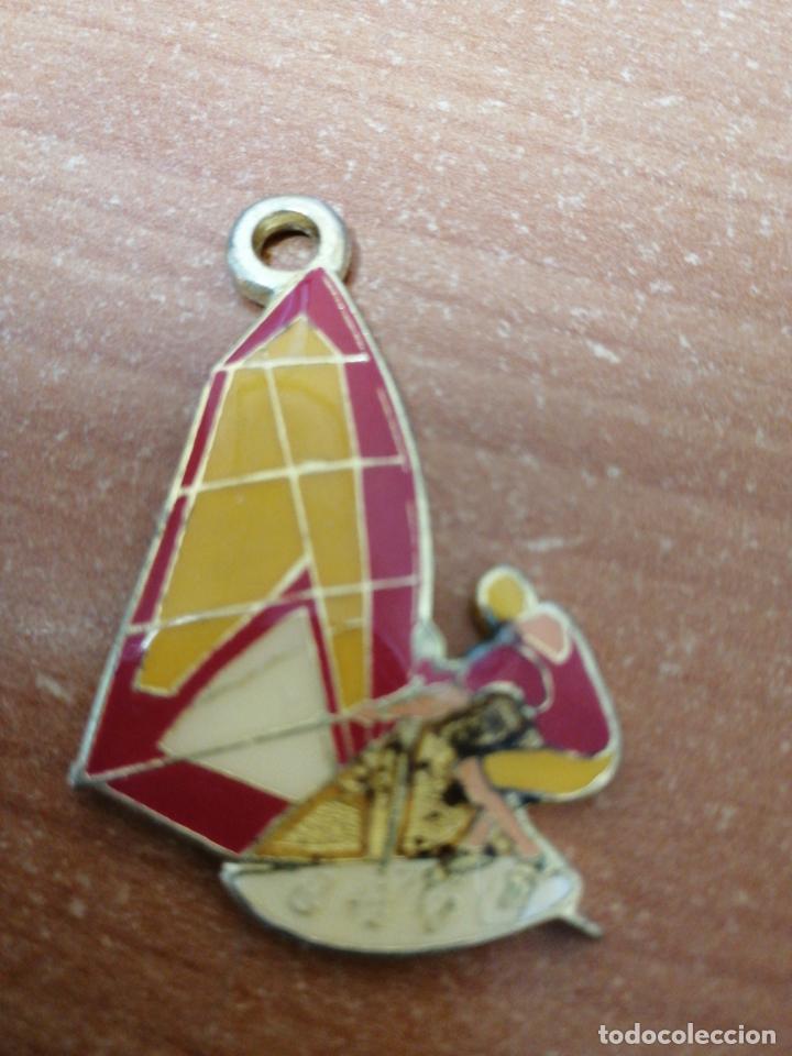 Collection of Keychains: LLAVERO DE METAL SIN CADENA (TABLA DE WINDSURF ) ROJO Y AMARILLO