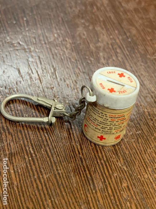 Coleccionismo de llaveros: Antiguo llavero HUCHA DE DONATIVOS DE LA CRUZ ROJA