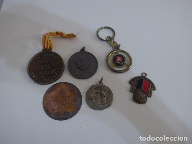 Coleccionismo de llaveros: Lote antiguo de llaveros y medallas trofeos de deportes, variedad, zona catalunya