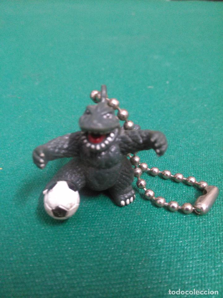 Coleccionismo de llaveros: UN DINOSAURIO CON UN BALON - GOMA DURA