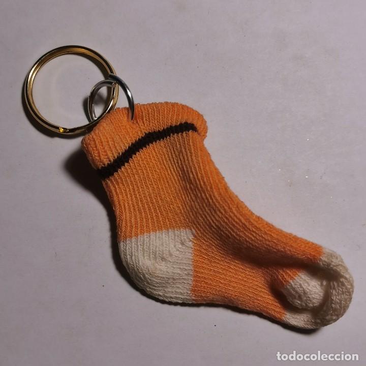 Coleccionismo de llaveros: ANTIGUO LLAVERO - CALCET&Iacute;N DE ROPA - Foto 1
