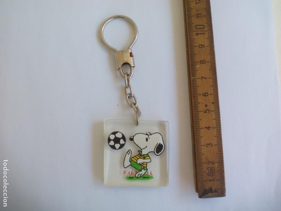 Coleccionismo de llaveros: LLAVERO SNOOPY. FUTBOL.