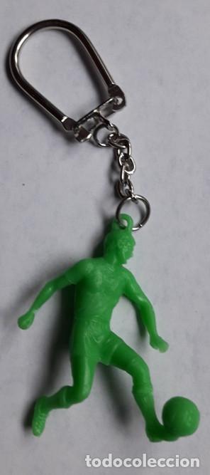 Coleccionismo de llaveros: LLAVERO FIGURA FUTBOLISTA. PLASTICO DURO. VERDE.