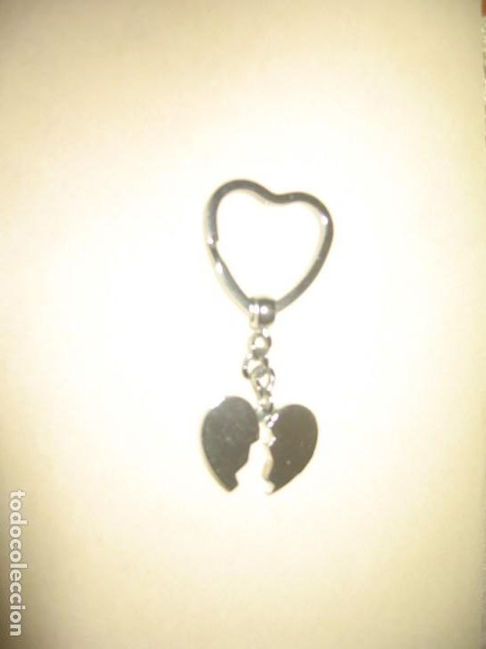 Coleccionismo de llaveros: LLAVERO CON CORAZON PARTIDO CON LAS INICIALES M R