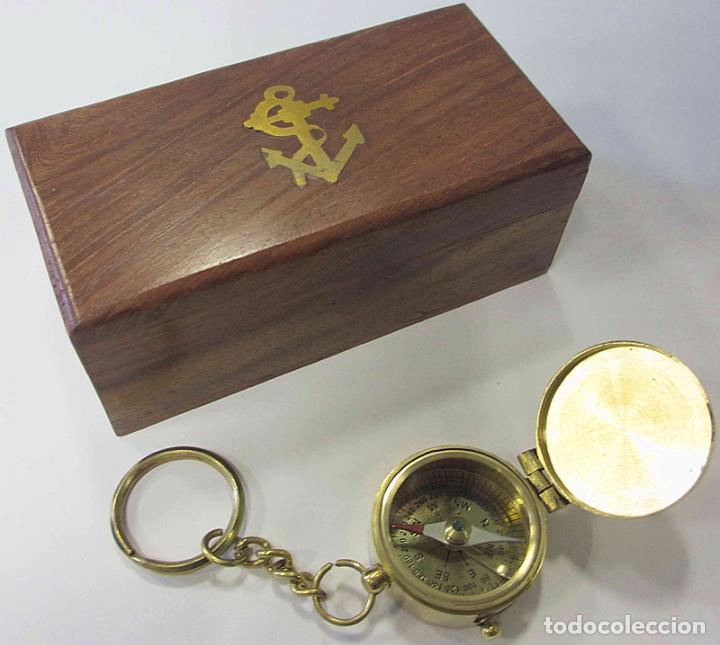 Coleccionismo de llaveros: LLAVERO BR&Uacute;JULA - CON TAPA Y FIJADOR DE AGUJA - EN CAJA DE MADERA CON ANCLA DORADA GRABADA