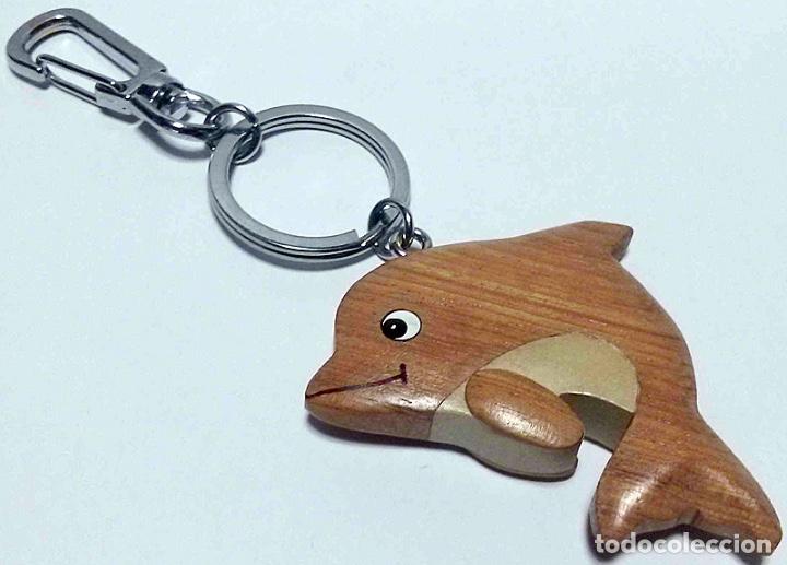 Collection of Keychains: LLAVERO DELFIN - DE MADERA - NUEVO
