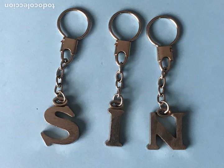 Collection of Keychains: LOTE 3 LLAVEROS LETRAS METALICAS S I N LLAVERO