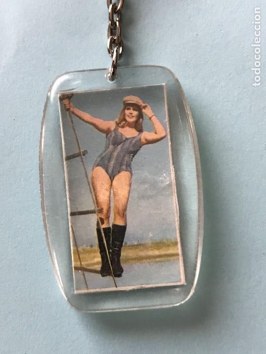 Collectionnisme de portes-cl&eacute;s: CHICA SEXY BIKINI BA&Ntilde;ADOR PIN UP CORAZON EROTICO PUBLICIDAD BAR PIPA BARCELONA - LLAVERO ANTIGUO