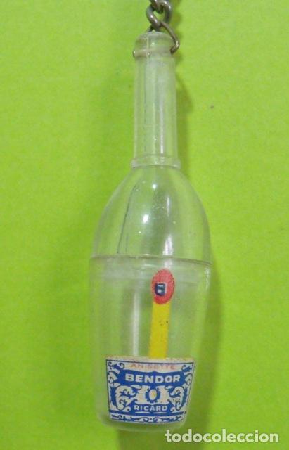 Coleccionismo de llaveros: Llavero Promocional Botella Anisette Bendor con dado para la quiniela 1x2