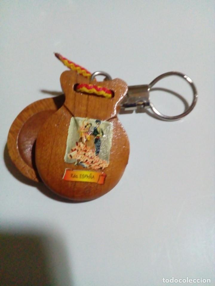 Coleccionismo de llaveros: llavero de madera en forma de casta&ntilde;uelas - Foto 1