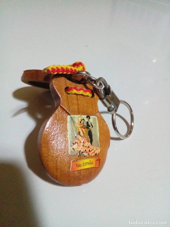 Coleccionismo de llaveros: llavero de madera en forma de casta&ntilde;uelas - Foto 2