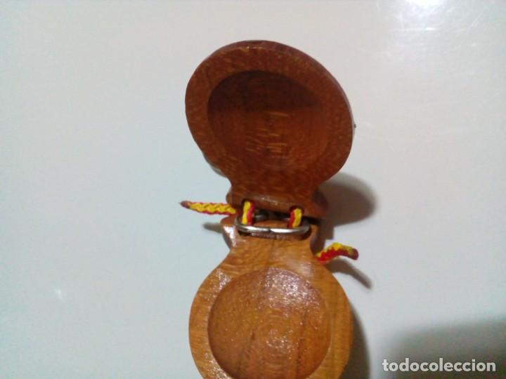 Coleccionismo de llaveros: llavero de madera en forma de casta&ntilde;uelas - Foto 3