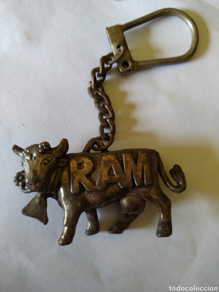 Sammlung von Schl&uuml;sselanh&auml;ngern: Llavero antiguo con vaca marca leche RAM