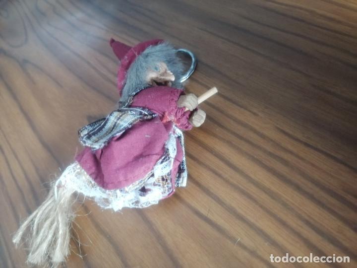 Coleccionismo de llaveros: BRUJA EN ESCOBA. LLAVERO. 10 CM. DE LARGO LA FIGURA. BUEN ESTADO. DIFICIL