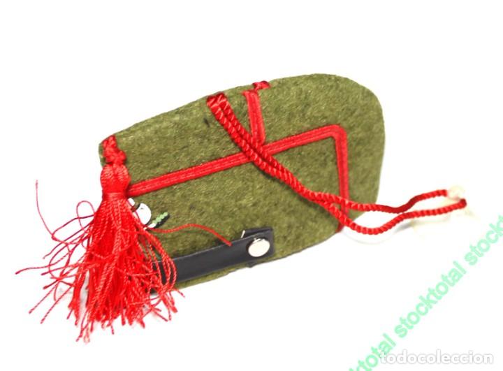 Coleccionismo de llaveros: Colgante Y Llavero CHAPIRI Legion Coche Fieltro Verde 130266