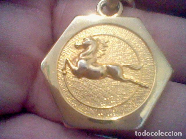 Coleccionismo de llaveros: PEGASO CAMIONES HEXAGONO DURO REY RARISIMO METAL DORADO 3 CMS ALTO