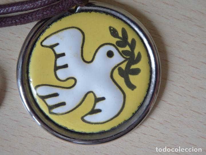 Coleccionismo de llaveros: Paloma de la paz. Esmalte con fondo amarillo. Llavero de los a&ntilde;os 60-70