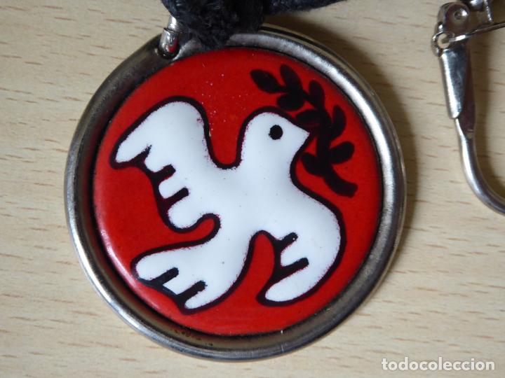 Coleccionismo de llaveros: Paloma de la paz. Esmalte con fondo rojo. Llavero de los a&ntilde;os 60-70