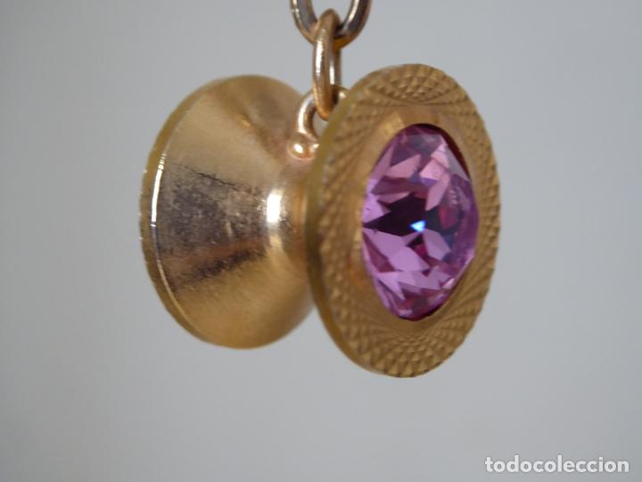 Coleccionismo de llaveros: Antiguo llavero: di&aacute;bolo de metal dorado con cristales color rosa y verde en sus lados. Raro