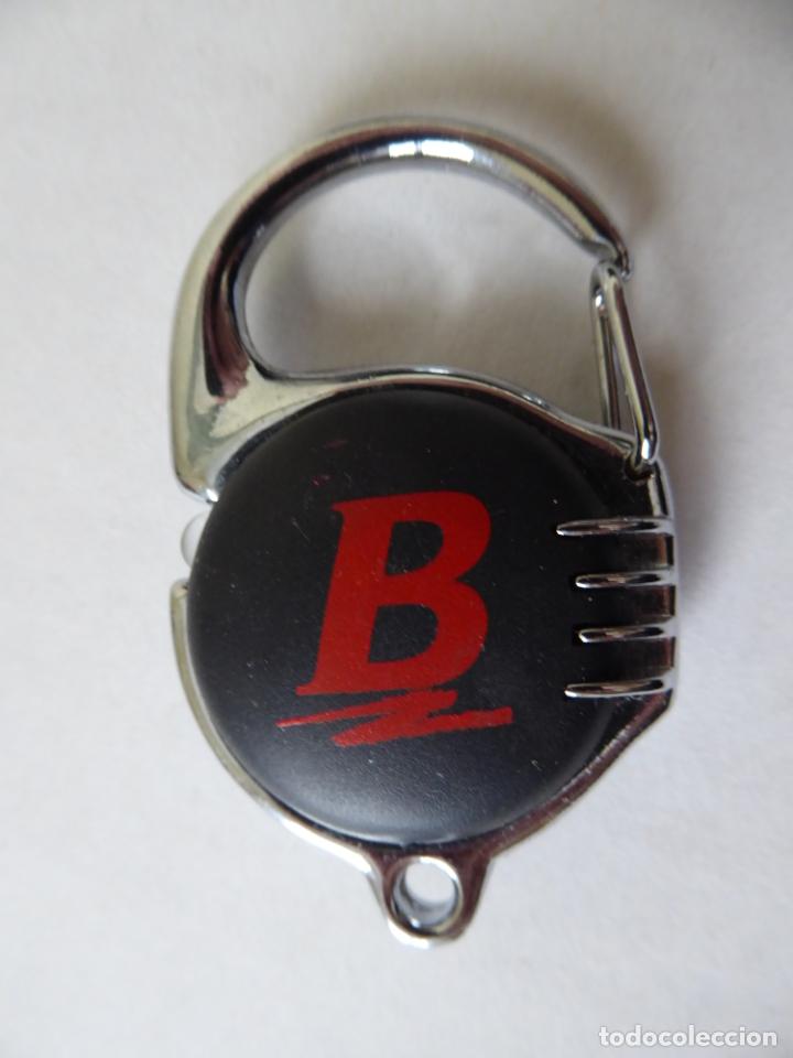 Coleccionismo de llaveros: Llavero con logo letra 'B' que incorpora pila (no se enciende. Se supone agotada la bateria)