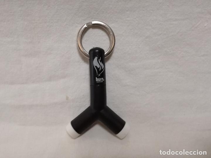 Coleccionismo de llaveros: LLAVERO DE PLASTICO - BEBIDA ENERGETICA BURN - DUPLICADOR CONECTOR JACK 3,5 AURICULARES (BEBIDAS)