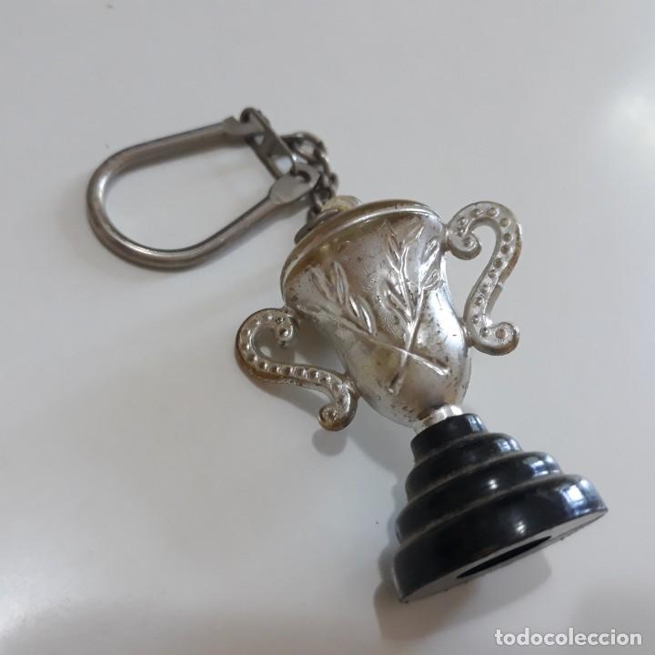 Colecionismo de porta-chaves: LLAVERO COPA DE F&Uacute;TBOL A&Ntilde;OS 80 / PL&Aacute;STICO