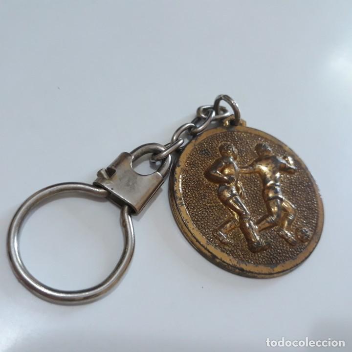 Sammlung von Schl&uuml;sselanh&auml;ngern: 3 LLAVEROS MEDALLAS DE F&Uacute;TBOL A&Ntilde;OS 80 / METAL RELIEVE