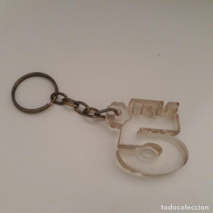 Sammlung von Schl&uuml;sselanh&auml;ngern: LLAVERO TELE5 ANTIGUO METACRILATO / FUNDACI&Oacute;N DE LA CADENA A&Ntilde;O 89-90