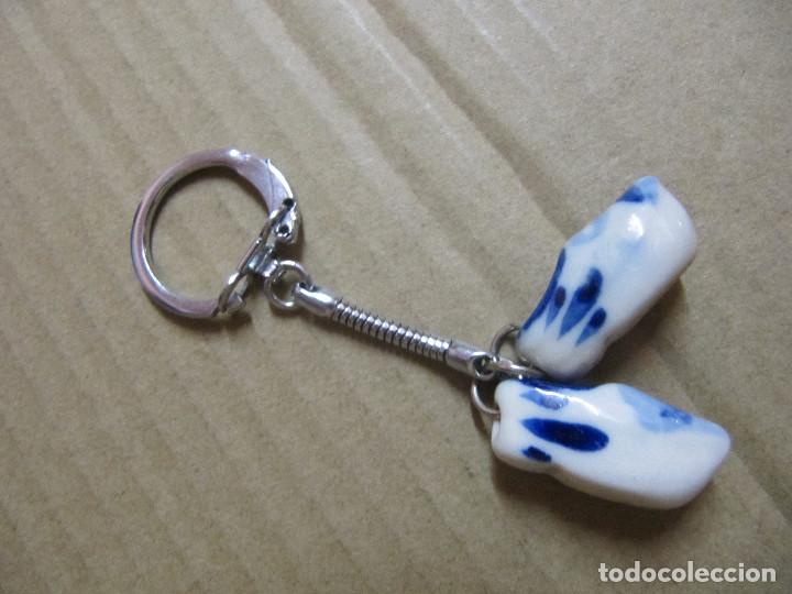 Coleccionismo de llaveros: Llavero de zuecos de porcelana en miniatura