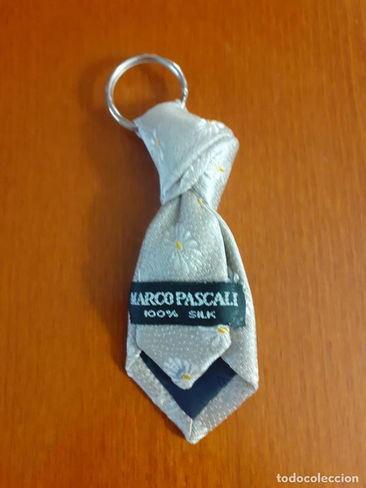 Coleccionismo de llaveros: Original llavero de peque&ntilde;a corbata de seda - Foto 2