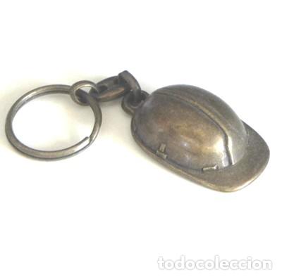 Collectionnisme de portes-cl&eacute;s: LLAVERO - CASCO DE OBRA ( O MINERO ) - &iquest; BRONCE ? - METAL - MINIATURA - CASQUITO