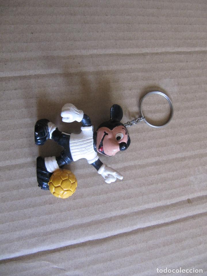 Coleccionismo de llaveros: ANTIGUO LLAVERO LLAVERO FIGURA MICKEY MOUSE FUTBOLISTA