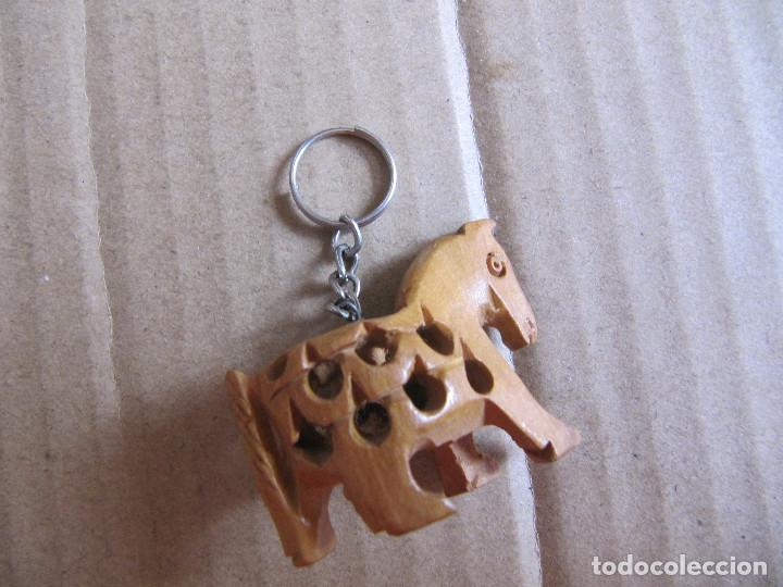 Coleccionismo de llaveros: CABALLO MADERA TALLADA - Foto 1