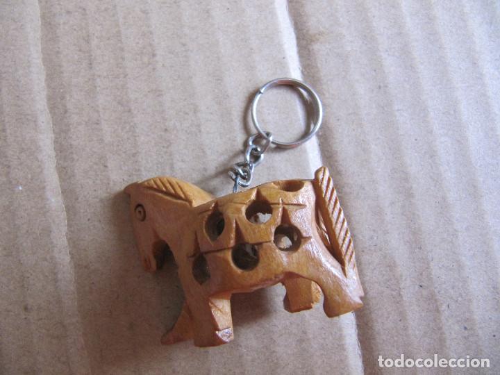 Coleccionismo de llaveros: CABALLO MADERA TALLADA - Foto 2
