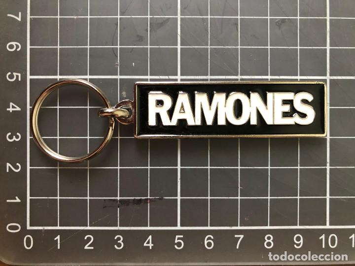 Collectionnisme de portes-cl&eacute;s: LLAVERO RAMONES, POPLAND, CBGB,POPLAND,PUNK ROCK, NEW YORK
