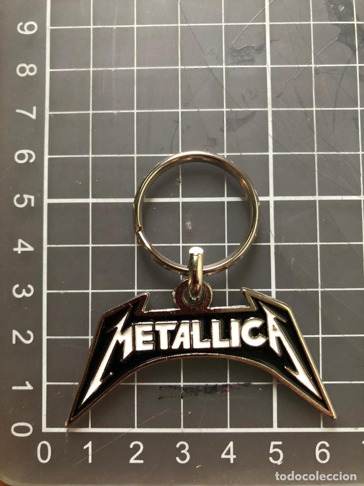 Sammlung von Schl&uuml;sselanh&auml;ngern: LLAVERO MET&Aacute;LICO ESMALTADO DEL GRUPO METALLICA, POPLAND