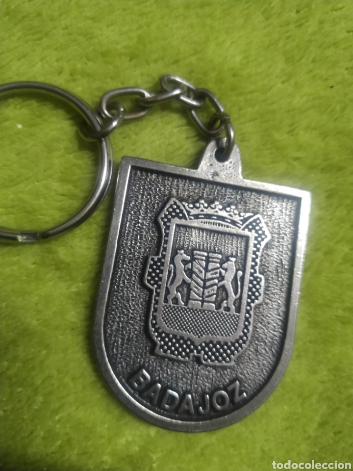 Sammlung von Schl&uuml;sselanh&auml;ngern: Llavero escudo her&aacute;ldico de Badajoz con publicidad de concesionario en el reverso