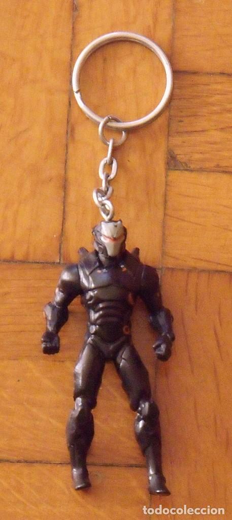 Coleccionismo de llaveros: Llavero 3D. Epic. Fortnite. Producto Oficial. Serie 1. Malvado negro. Ojos rojos. 12 cm.