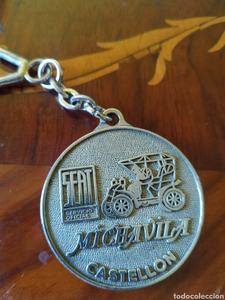 Sammlung von Schl&uuml;sselanh&auml;ngern: Llavero concesionario Seat Michavila reverso escud&oacute; her&aacute;ldico Castellon