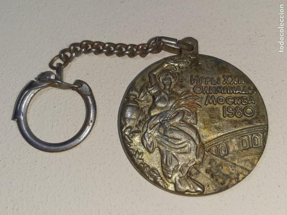 Coleccionismo de llaveros: ANTIGUA MEDALLA LLAVERO JUEGOS OLIMPICOS DE MOSCU 1980 REPLICA REGALO PROMOCIONAL DE COLA CAO VIT