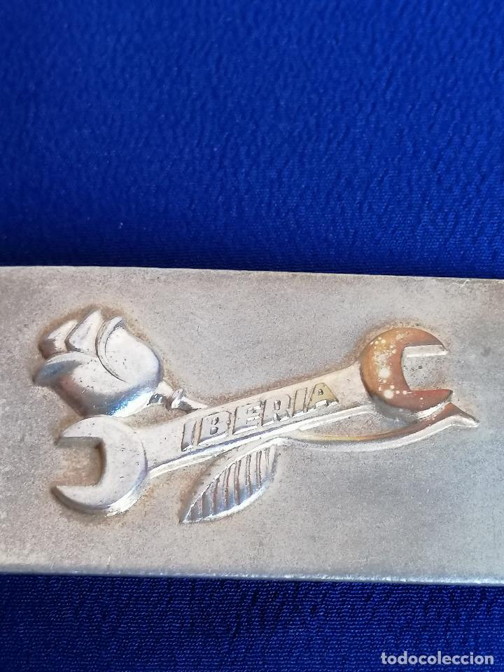 Coleccionismo de llaveros: IBERIA PLATEADA- PISACORBATAS placa - Foto 4