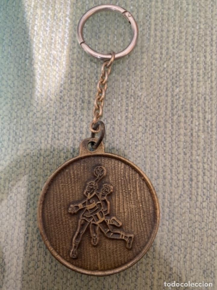 Collection of Keychains: ANTIGUO LLAVERO XII HORAS BALONMANO COLEGIO JUVENTUD BADAJOZ 1984