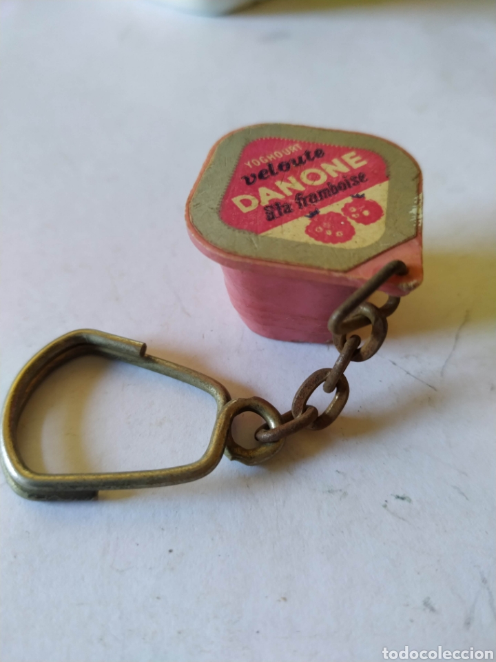Coleccionismo de llaveros: Llavero antiguo yogur Danone sabor frambuesa edici&oacute;n francesa