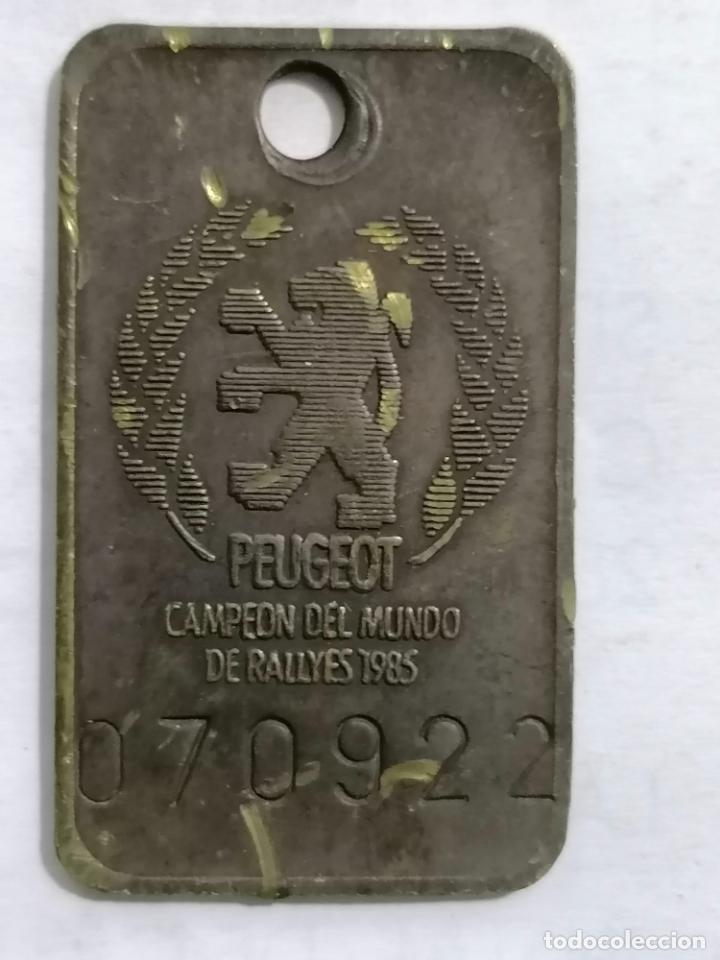 Coleccionismo de llaveros: PLACA METALICA, PEUGEOT, CAMPEON DEL MUNDO DE RALLYES 1985