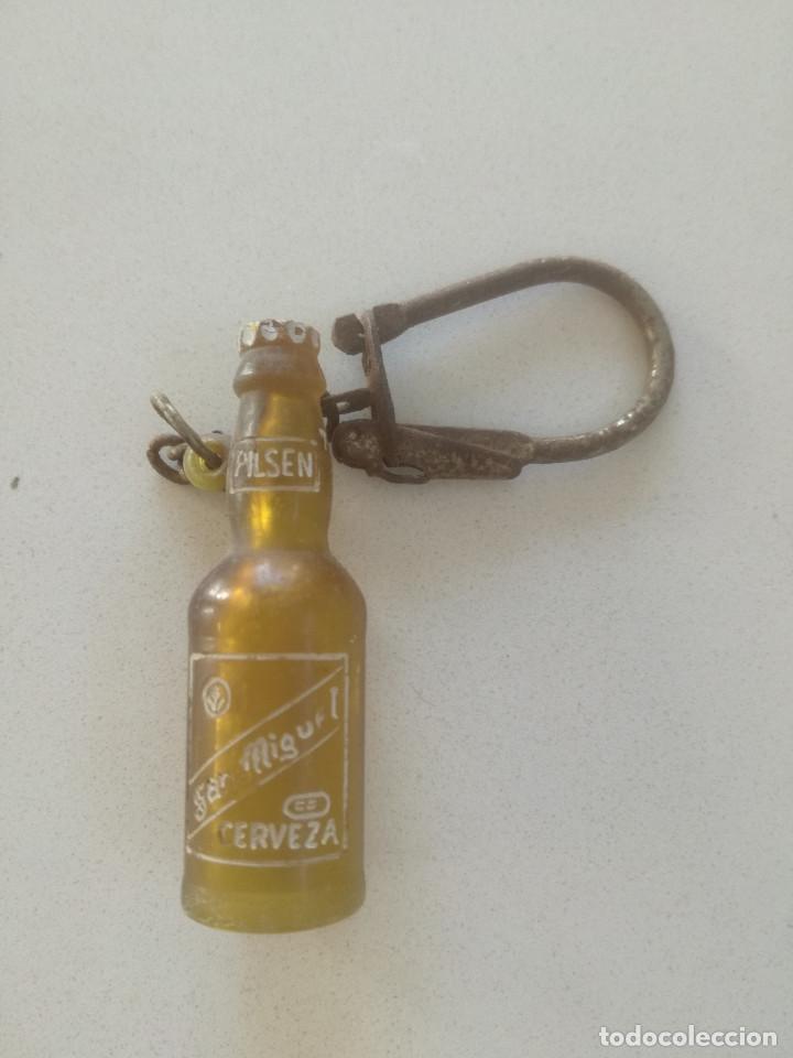 Coleccionismo de llaveros: LLAVERO BOTELLIN CERVEZA SAN MIGUEL A&Ntilde;OS 70/80 // VINTAGE BOTELLA MINIATURA DIORAMA MU&Ntilde;ECA NANCY