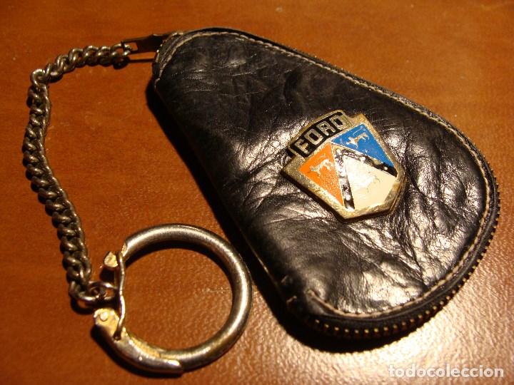 Sammlung von Schl&uuml;sselanh&auml;ngern: LLAVERO DE COLECCION MUY ANTIGUO DE FORD A&Ntilde;OS 60 EN PIEL COCHE AUTOMOVIL