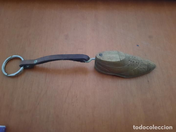 Coleccionismo de llaveros: ZAPATO DE MADERA CON COMPARTIMENTOS. LLAVERO. BUEN ESTADO. SIN USO. DIFICIL